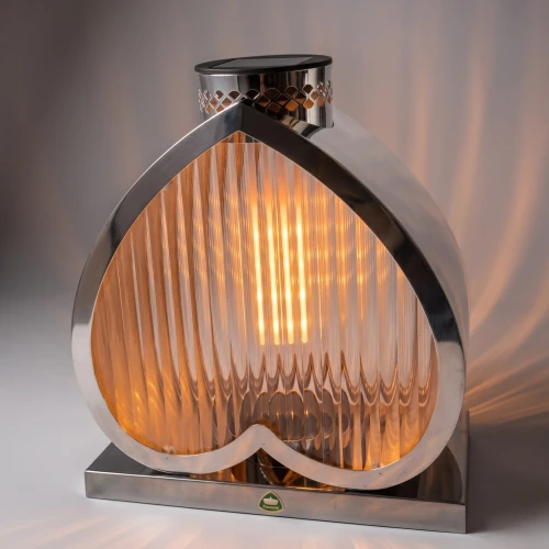 lampion solarny w kształcie odwróconego serca srebny metalowy 30 cm na metalowej podstawie