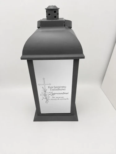 znicz personalizowany z wygrawerowaną twoją własną dedykacją na lustrzanej szybie na szarej latarence 29 cm z bateriami