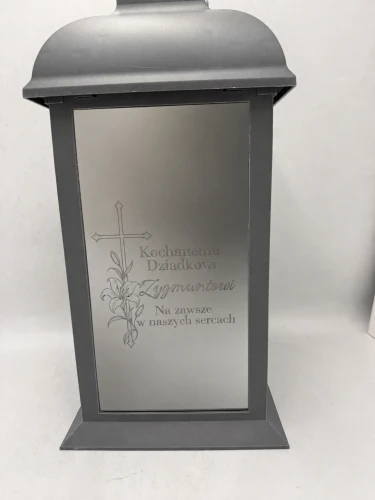 znicz personalizowany z wygrawerowaną twoją własną dedykacją na lustrzanej szybie na szarej latarence 29 cm z bateriami