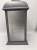 znicz personalizowany z wygrawerowaną twoją własną dedykacją na lustrzanej szybie na szarej latarence 29 cm z bateriami