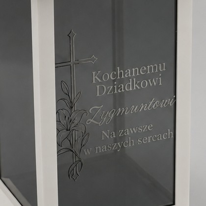 znicz personalizowany z wygrawerowaną twoją własną dedykacją na lustrzanej szybie na białej latarence 29 cm z bateriami