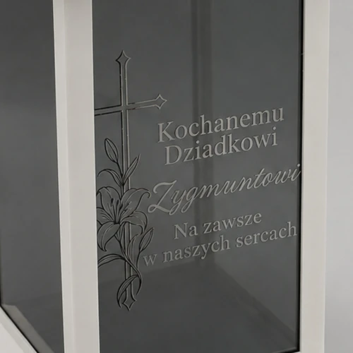 znicz personalizowany z wygrawerowaną twoją własną dedykacją na lustrzanej szybie na białej latarence 29 cm z bateriami