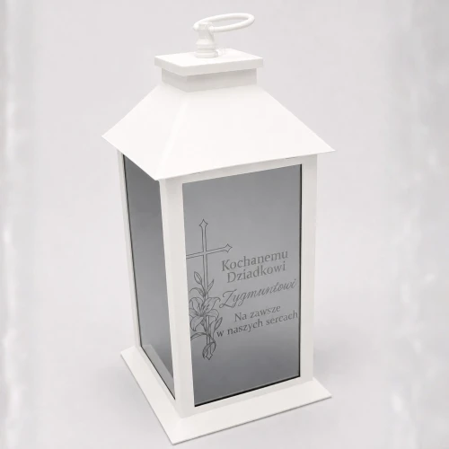znicz personalizowany z wygrawerowaną twoją własną dedykacją na lustrzanej szybie na białej latarence 29 cm z bateriami