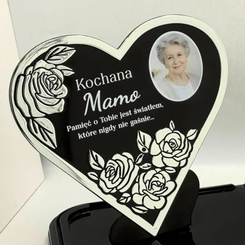 personalizowana podstawka ze zdjęciem i własną dedykacją czarna na znicz ze srebnrym sercem. 38 cm na 18 cm wysokości