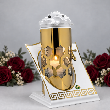 znicz metalowy z ozdobną czapeczką w kształcie róży. Złota tuba, biała tablica i dekoracyjny złoty krzyżyk 26 cm