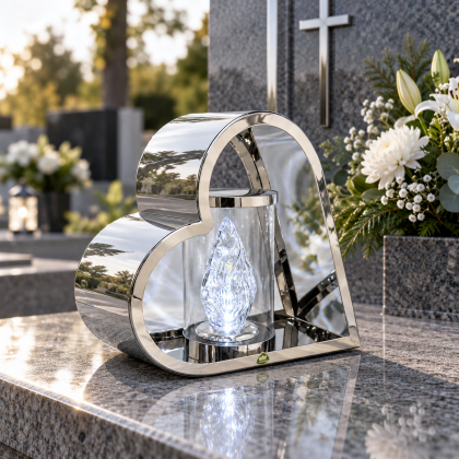 znicz w kształcie leżącego serca metalowe srebrne 26 cm ze świecą LED